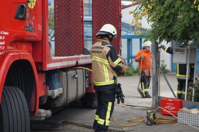 Murr: LKW verliert auf einer Hofauffahrt Diesel - Feuerwehr muss zum Abpumpen anruecken